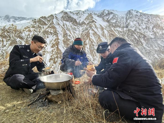 圖為陳紅與他的戰友們圍坐在一起吃餌絲面。格熱 攝