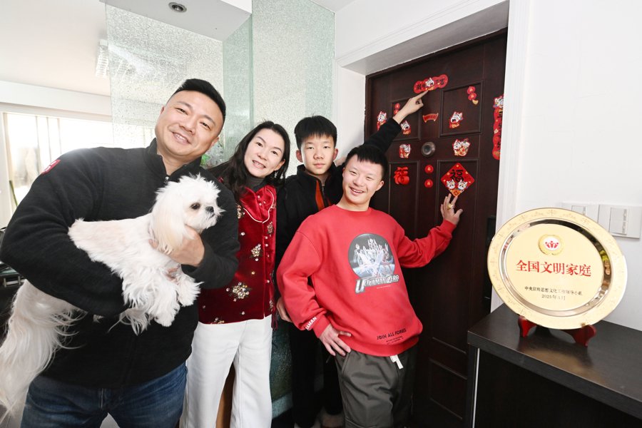 热气腾腾晒小家丨特奥冠军李想一家的“飞驰人生”