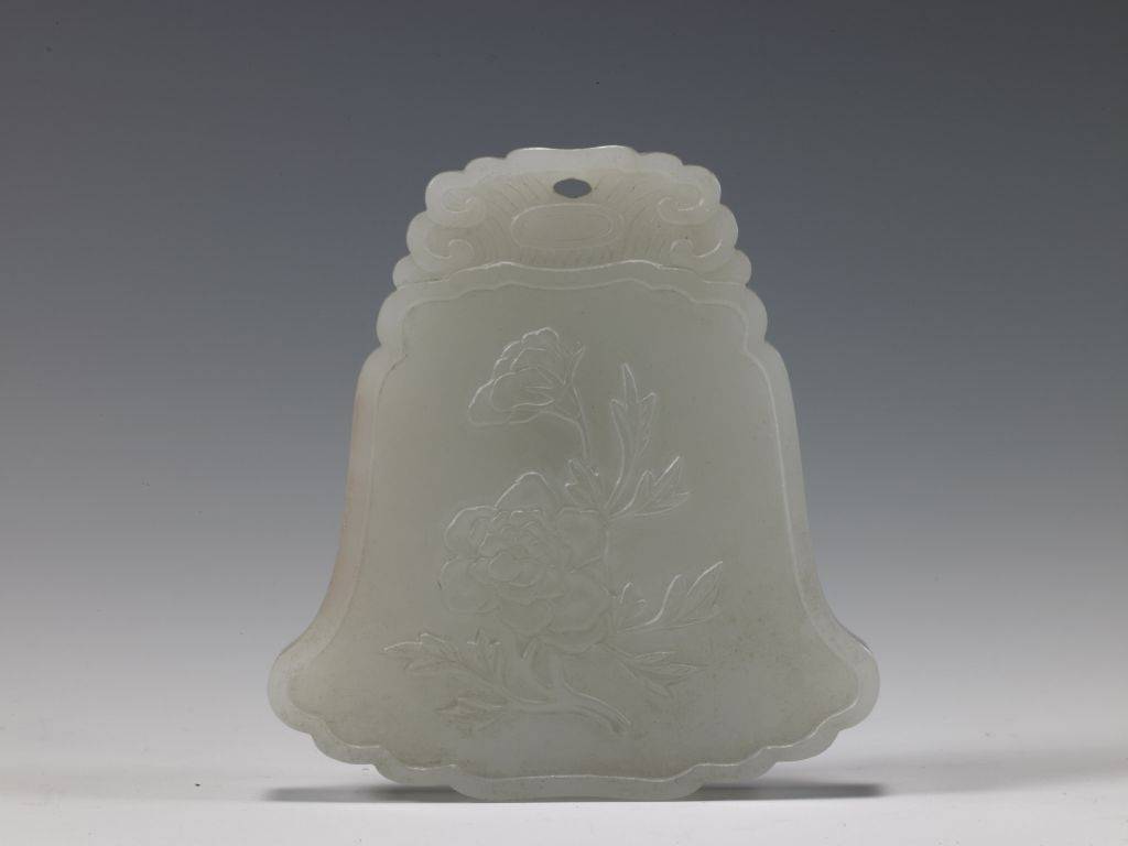 「白玉十二月令組佩」上的芍藥（圖據故宮博物院）