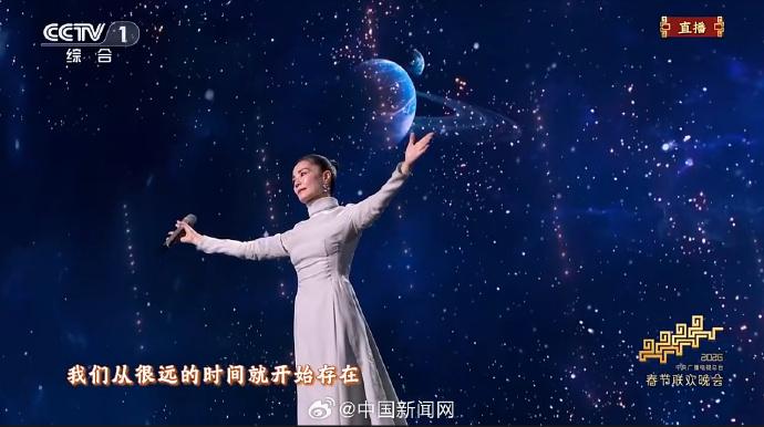 图为王菲春晚舞台