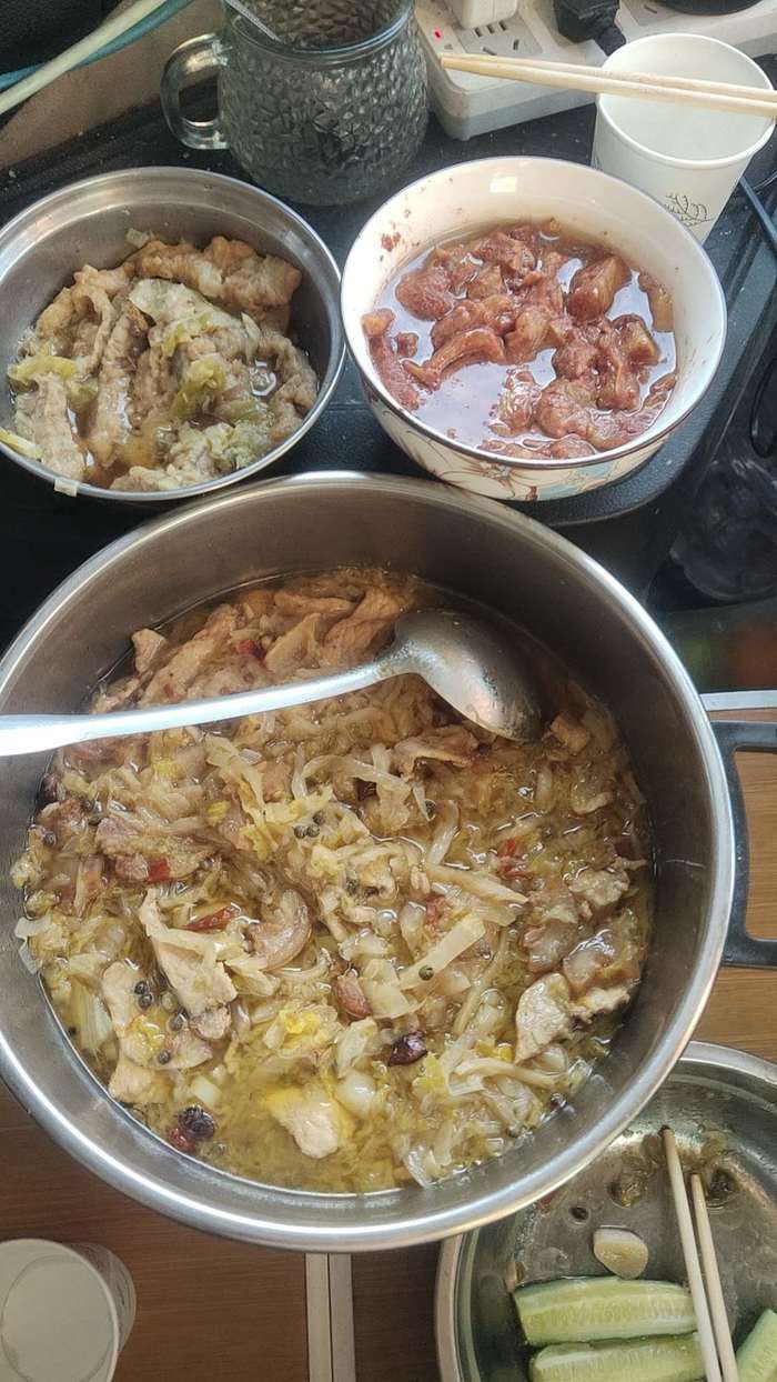 幾位中國司機在車上製作了年夜飯