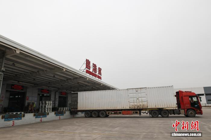 2月9日，一輛貨車在鄂州花湖國際機場貨站裝卸貨物。張暢 攝
