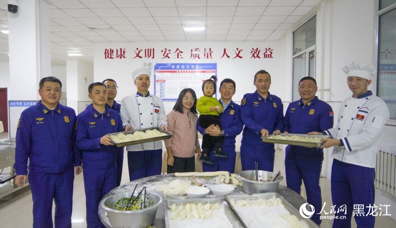 指戰員們與探親家屬一同包餃子。人民網記者 張哲鑫攝