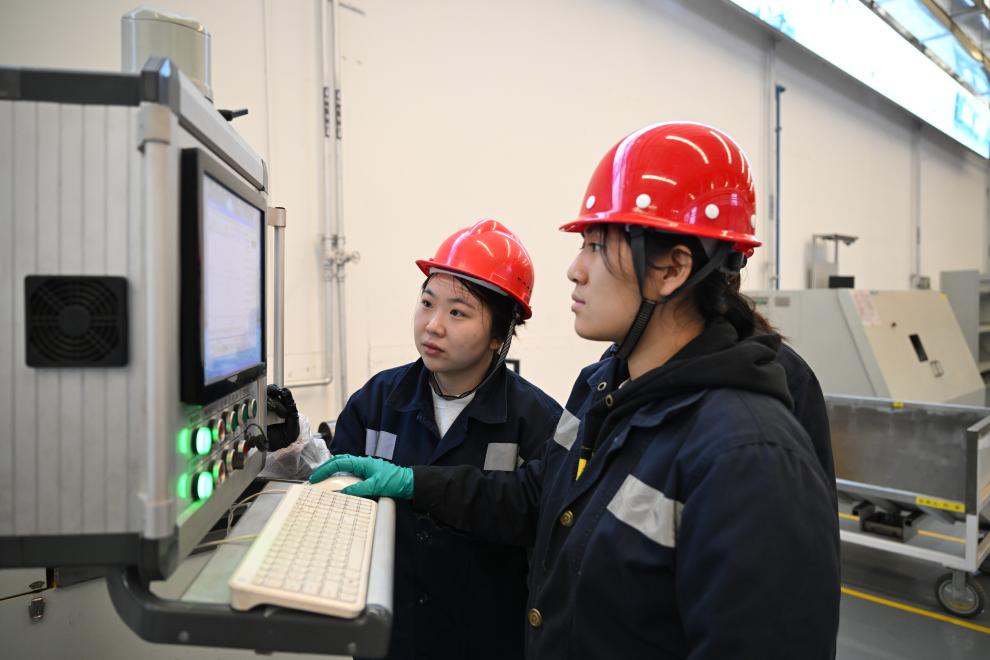 在湖东电力机务段高级修项目部智能化检修大库，工人正在利用先进设备对机车减震器进行精密维护。新华社记者许雄 摄