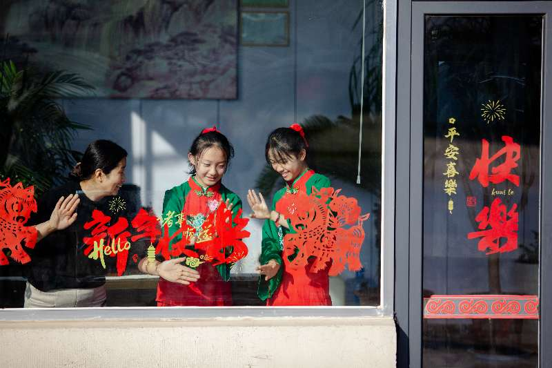 2月16日，山東省淄博市高青縣花溝鎮花東村農民貼窗花，到處洋溢著濃濃的新春年味。張維堂攝