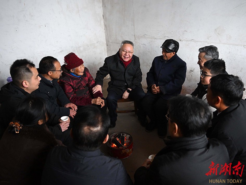 2月17日，沈曉明走訪慰問村民邱國榮一家。