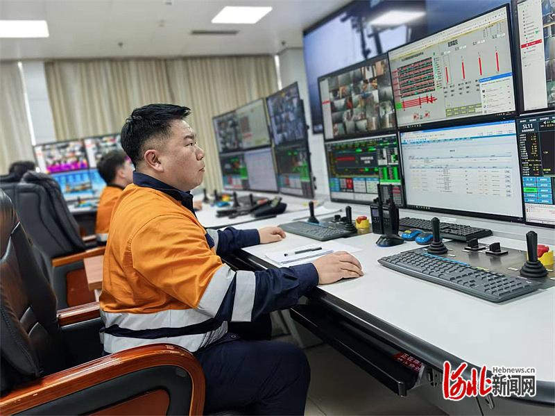 2月16日，秦港股份九公司集控中心操作员曹宏璐在工作中。河北日报记者 张辉摄