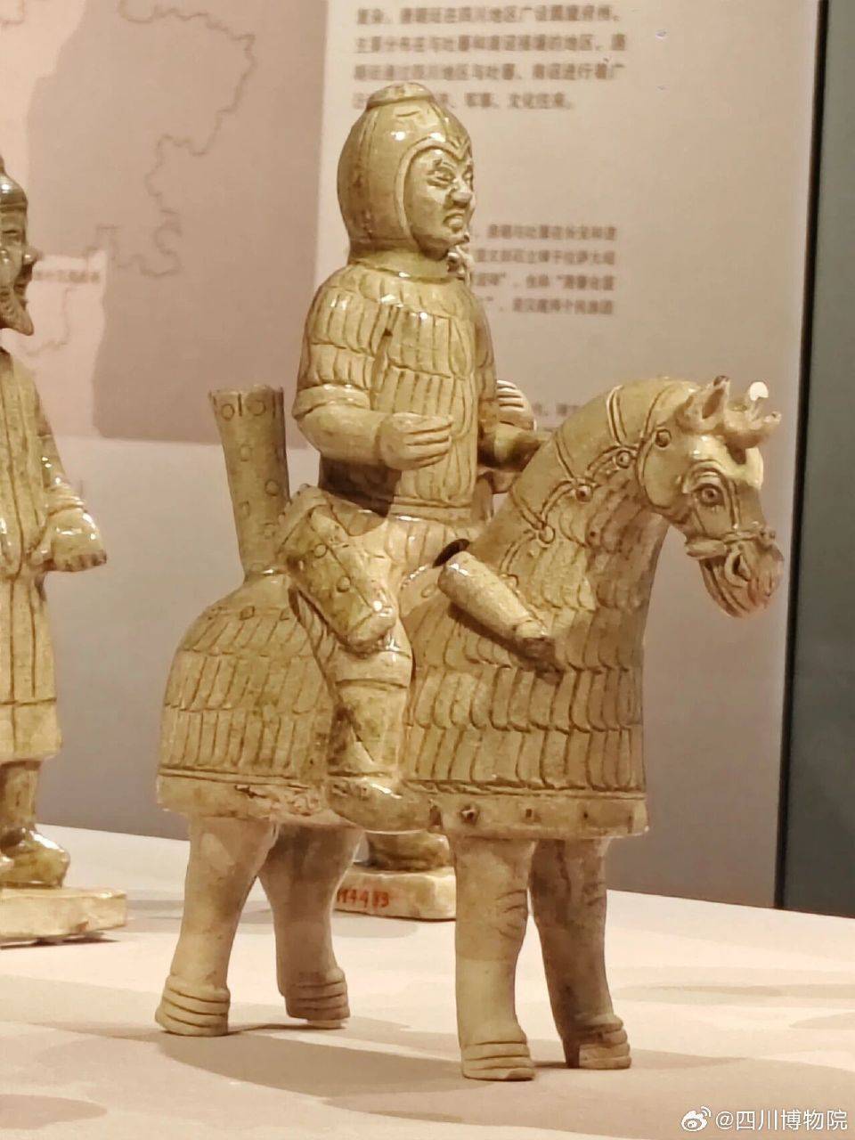 唐代青釉騎馬俑 圖據四川博物院
