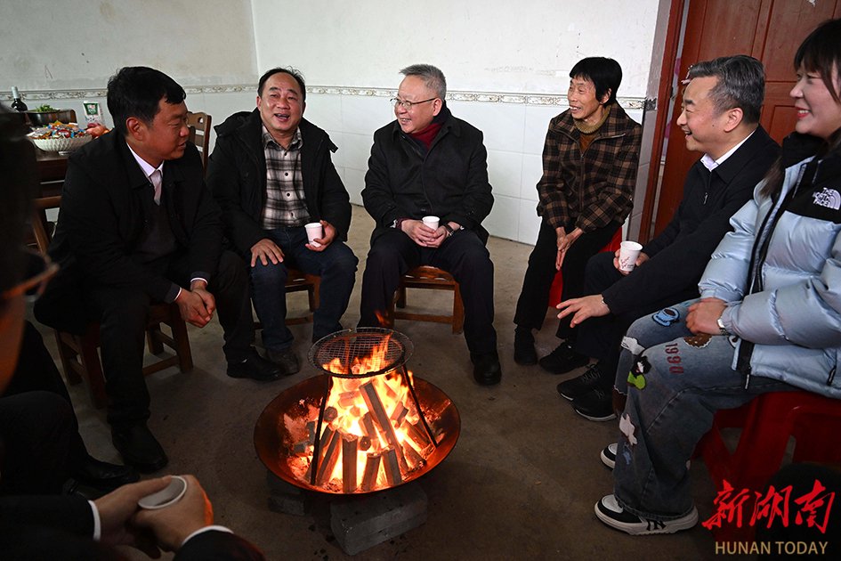 2月17日，沈曉明走訪慰問村民邱孟雙一家。