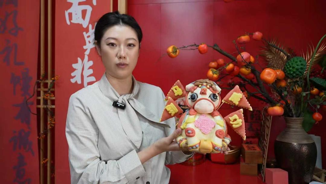 馬昱展示「午馬將軍」花餑餑