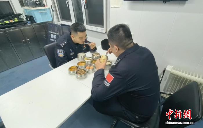 除夕夜，黑河邊境管理支隊山湖邊境派出所邊境警務室里，兩名民警吃著同事精心準備的年夜飯。楊川 攝