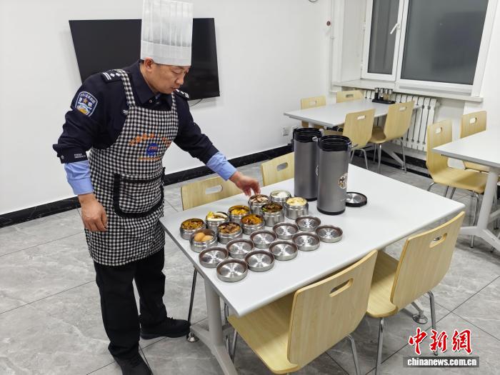 民警將剛出鍋的年夜飯裝進飯盒，送給正在中俄界江執勤的同事。楊川 攝
