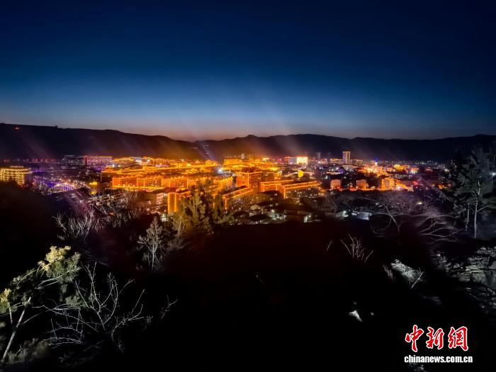 萬家燈火守護處，便是最深情的「年味」。任麗娜 攝