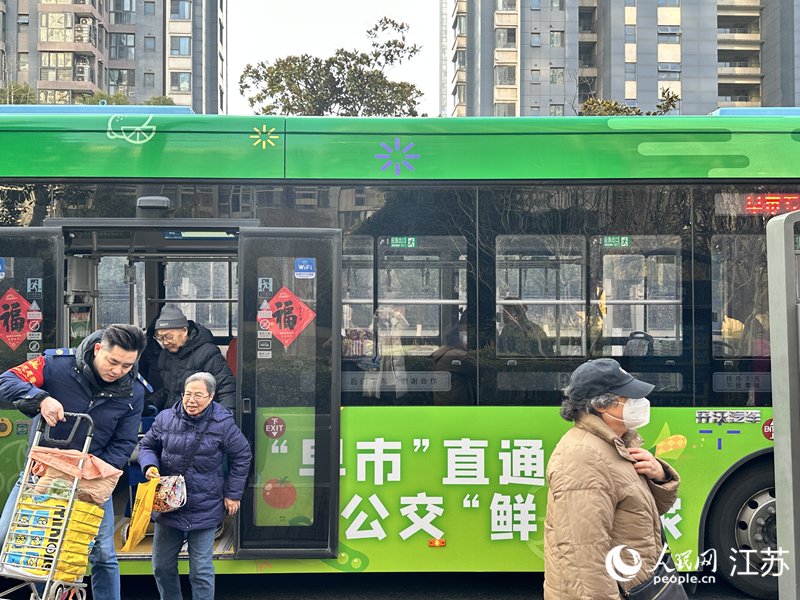 「早市專線」到站，司機幫助居民搬菜。人民網 王純攝