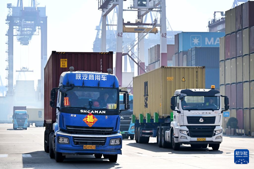 2��18�գ��������ൺ��ǰ�弯װ����ͷ���ͼ�װ�䡣 �»������ ���Ϻ� ��