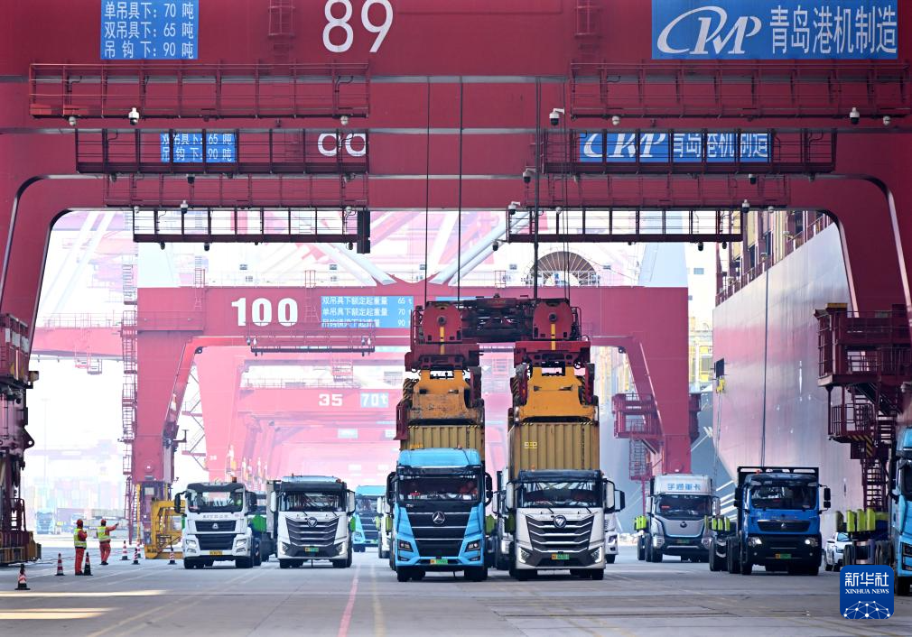 2��18�գ��������ൺ��ǰ�弯װ����ͷ���ͼ�װ�䡣�»������ ���Ϻ� ��