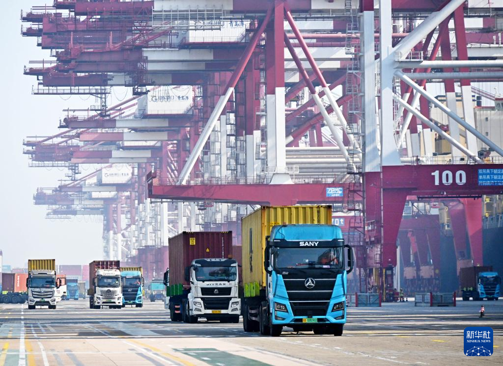 2��18�գ��������ൺ��ǰ�弯װ����ͷ���ͼ�װ�䡣�»������ ���Ϻ� ��