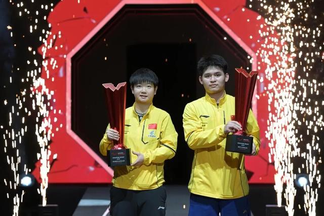 2025年2月9日，林诗栋（右）与孙颖莎手捧奖杯。图源：新华社