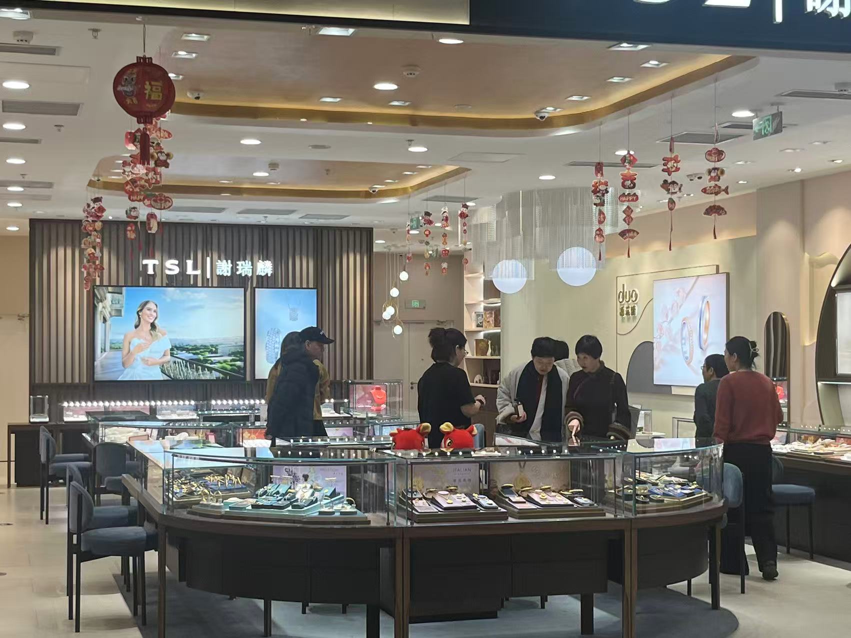 热门商场的黄金珠宝柜台，也成了春节的新打卡地。记者曲筱艺 摄