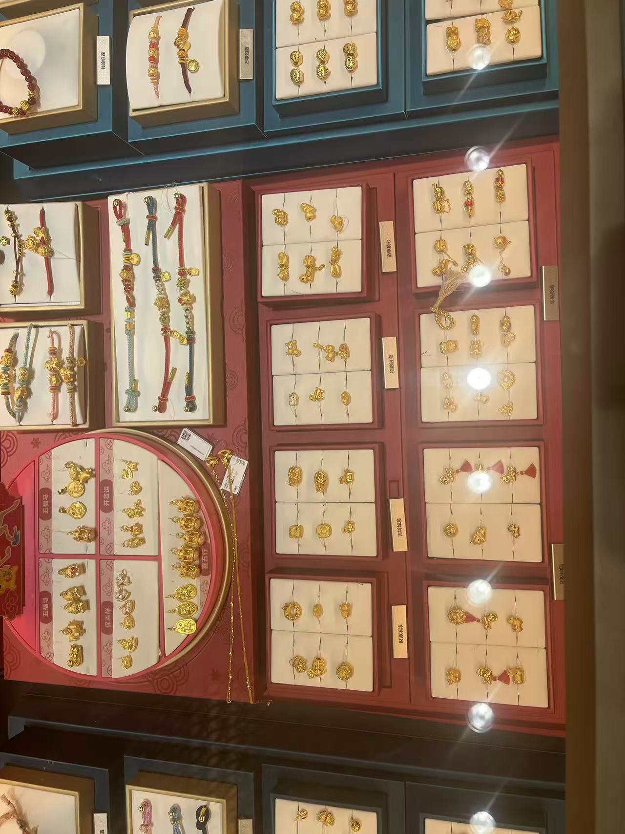 小克重的转运珠、串珠颇受年轻人欢迎。记者曲筱艺 摄