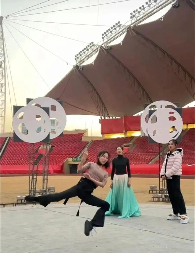 两位舞者在体育馆训练