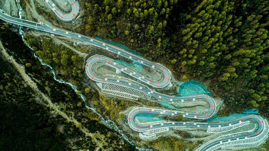 影片中，賽車手們在「亞洲沐塵100公里拉力賽」的超高海拔賽道上飛馳。 圖據九龍縣文旅局