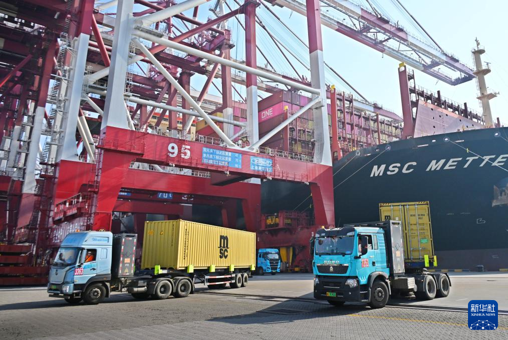 2��18�գ��������ൺ��ǰ�弯װ����ͷ���ͼ�װ�䡣 �»������ ���Ϻ� ��