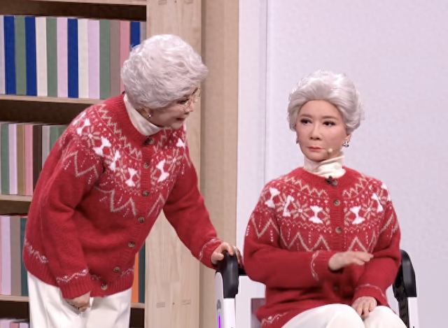 演员蔡明和仿生机器人“蔡明”。央视马年春晚视频截图