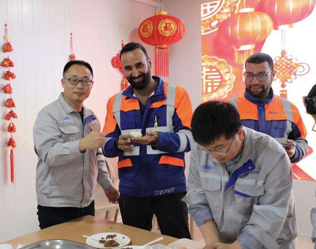 春节前，郭立观与外籍同事一起搞活动迎新年。受访者供图