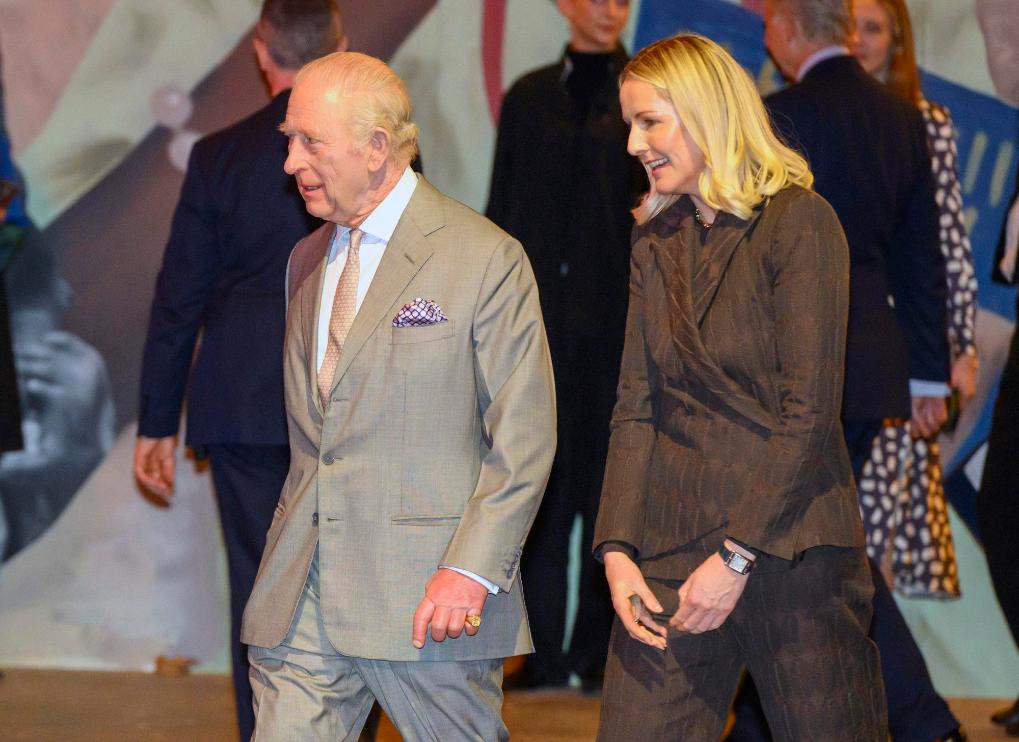 2月19日，英国国王查尔斯三世出席伦敦时装周。新华社发