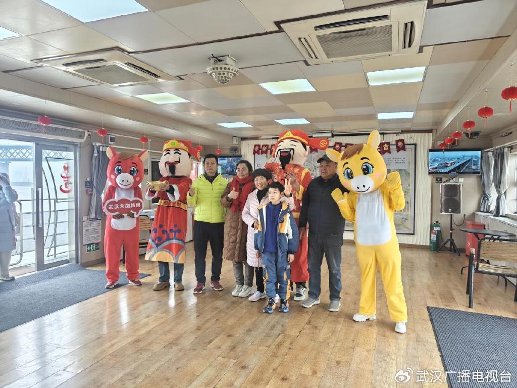 百年轮渡焕新彩 江汉揽胜迎客来