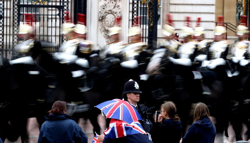 　　2025年5月5日，在英国伦敦，准备参加阅兵仪式的军人经过白金汉宫。新华社记者李颖摄