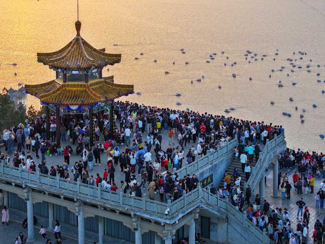 金顶揽胜 湖山共醉