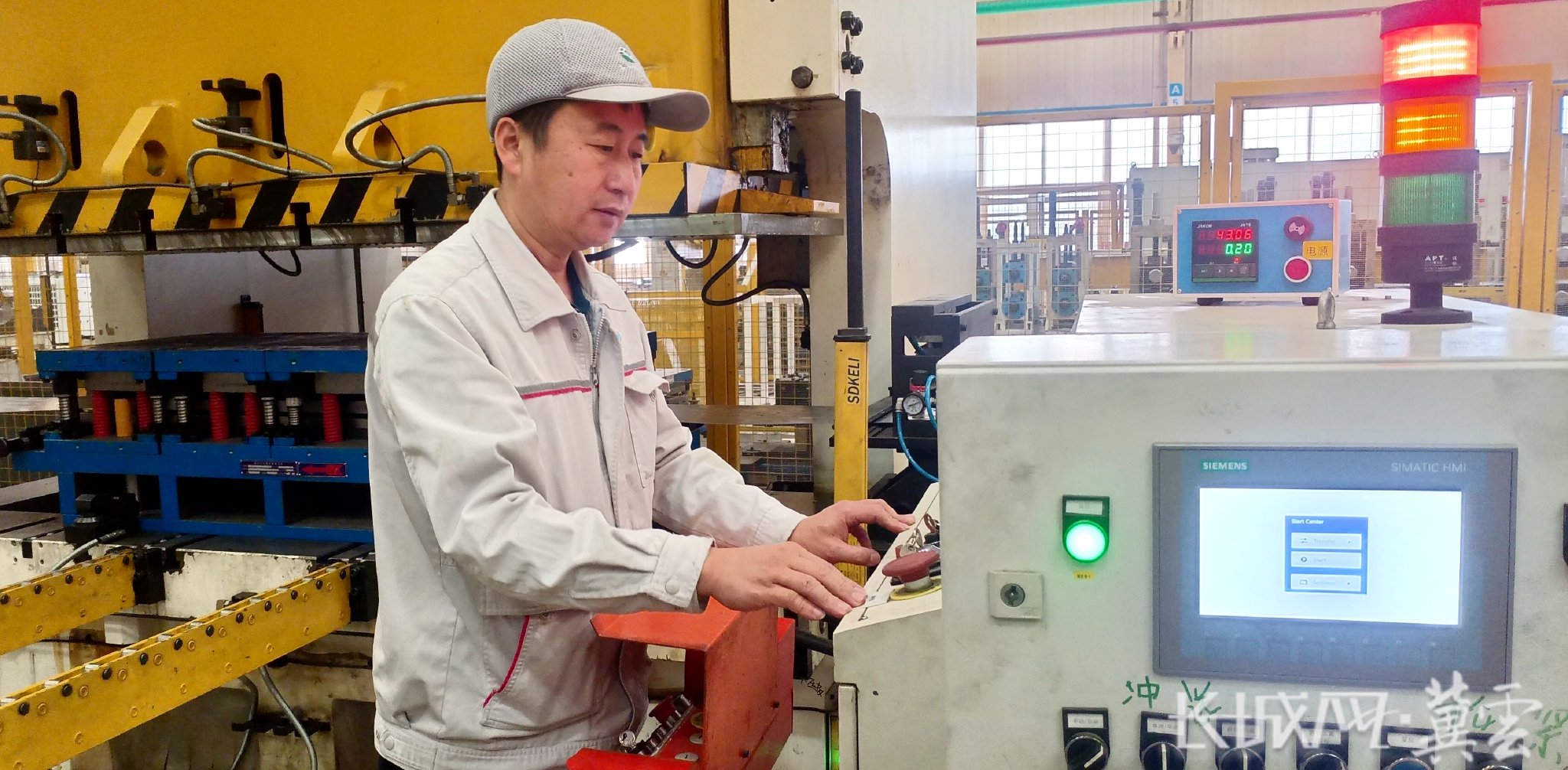 全国人大代表武春虎（左）在车间调试设备。长城网·冀云客户端记者蔡洪坡 摄