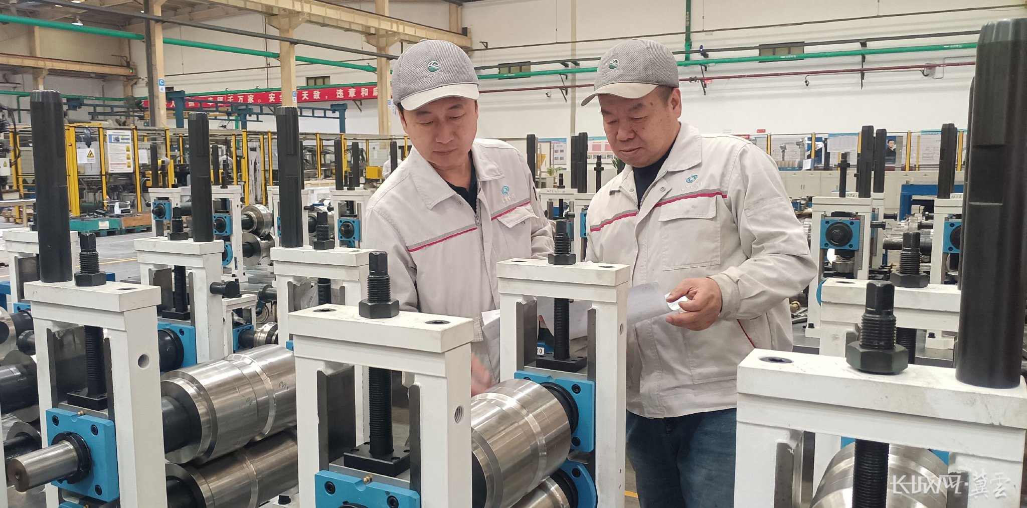 全国人大代表武春虎（左）与工友检测、调试设备。长城网·冀云客户端记者蔡洪坡 摄