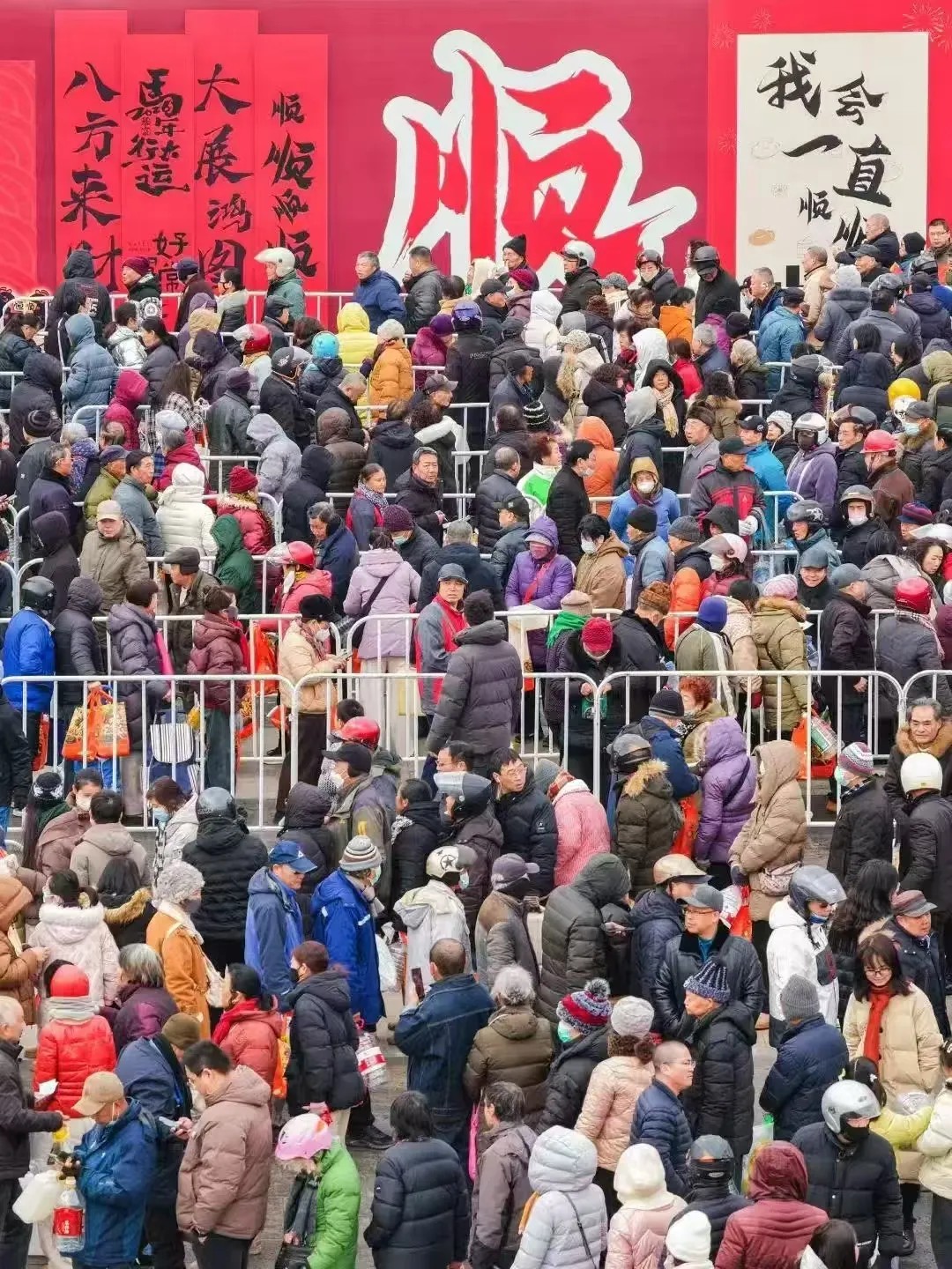 ​市民排起长队，参与恒顺新春活动，现场热闹非凡。李玥/摄
