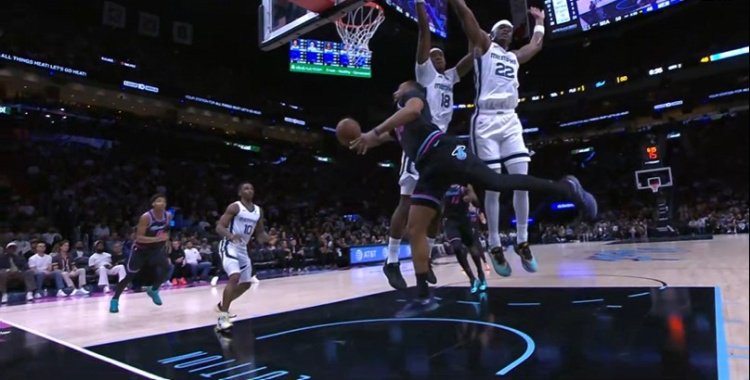 这球帅炸了啊！鲍威尔面对两人防守超级大拉杆上篮