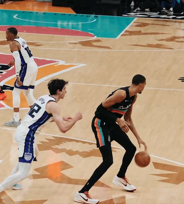 文班左手胯下起手晃人接暴扣！克劳福德坐不住了：