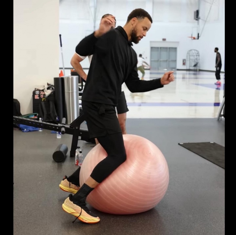 这是进一步合作的节奏？库里上脚带有个人Logo的安踏PE球鞋训练