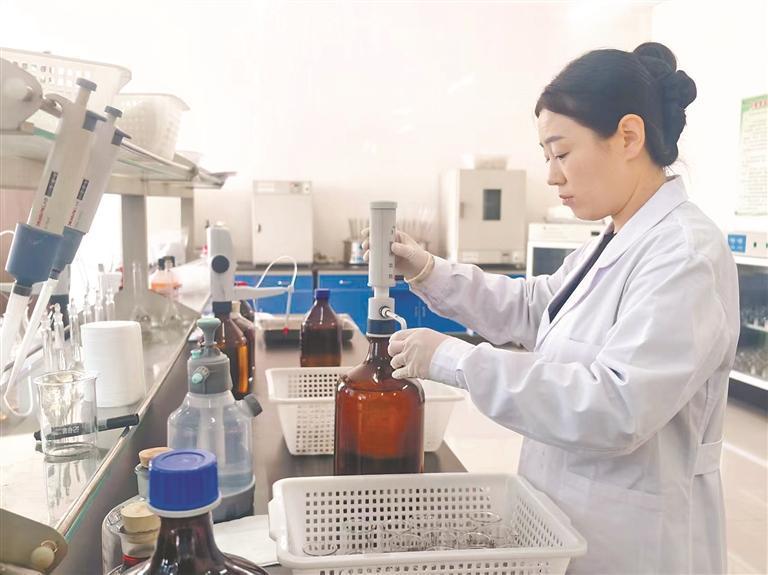 江川农场农业科技服务中心的土壤化验室。李伟华摄