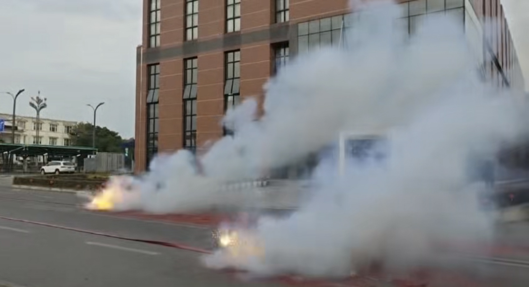 正月初八早上8点08分，四川华体照明科技股份有限公司大门口响起开工鞭炮。受访者供图