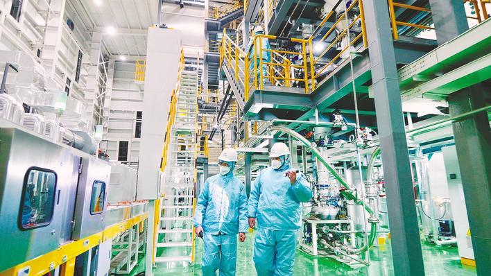 春节假期,双环科技千吨级钠电复合正极材料中试线生产现场一派繁忙。 (湖北日报通讯员 龙嘉乐 摄)