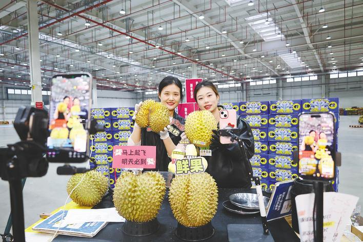 花湖机场北货运区内，主播正在直播带货。 （湖北日报全媒记者 周鹏 摄）