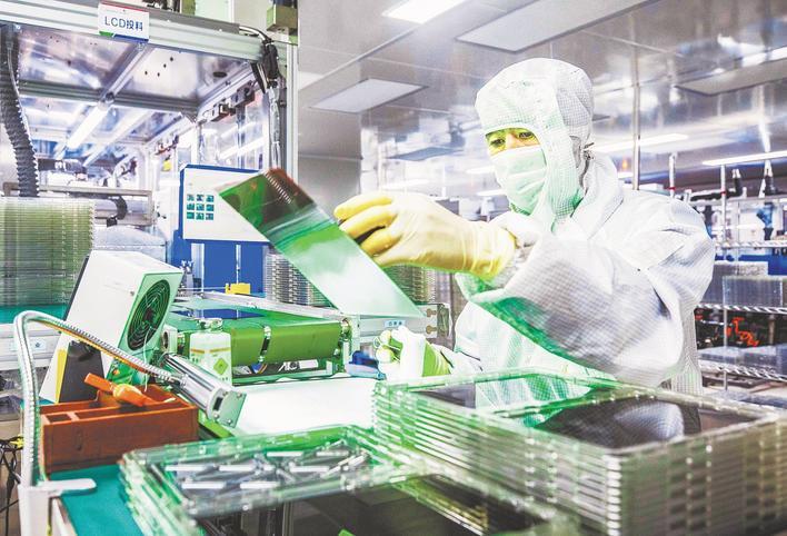 湖北联新显示科技有限公司工厂生产场景。 （湖北日报全媒记者 薛婷 通讯员 周巍 摄）