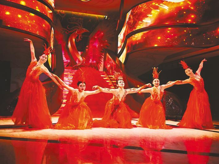 “楚风号”游轮上的舞蹈表演。 (湖北日报全媒记者 唐雪舟 摄)
