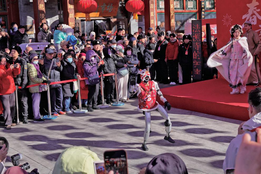 2月17日，厂甸庙会，机器人登场作揖拜年，与演员共同演绎庙会主题曲《幸福在这里》。　新京报记者 薛珺 摄