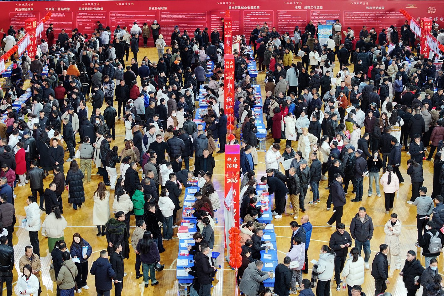 宝应新春招聘会现场。冬兵 新利 摄