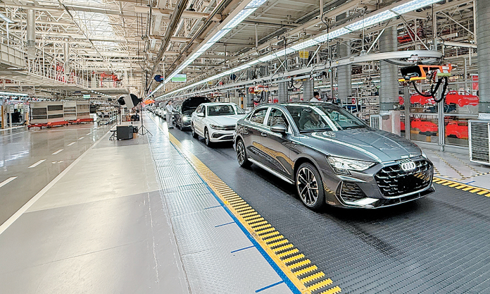 复产首日，一汽-大众华东基地生产线便以每小时生产64台整车的效率满节拍运行。