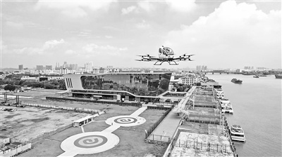 图为无人驾驶载人航空器在亿航未来城穗港码头飞行基地飞行。 受访单位供图