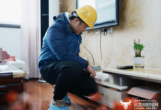 (湖北移动工作人员主动上门,细心地安装、调试宽带设备)